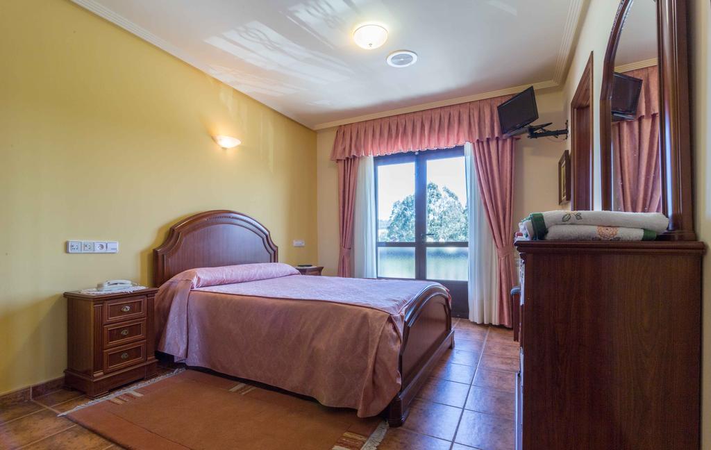 Hostal Restaurante O'Cadaval Frades Kültér fotó