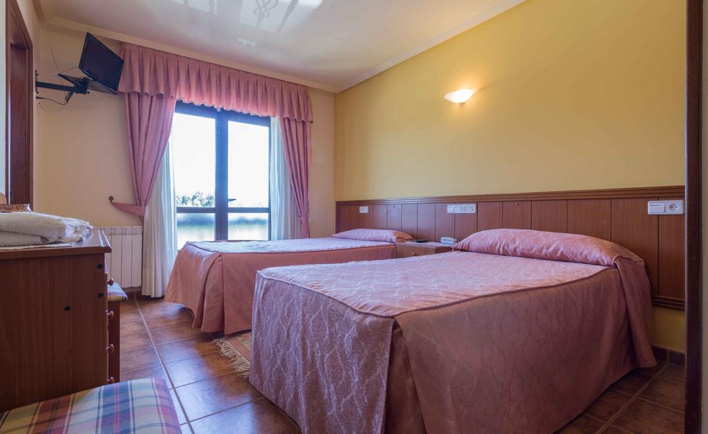 Hostal Restaurante O'Cadaval Frades Kültér fotó